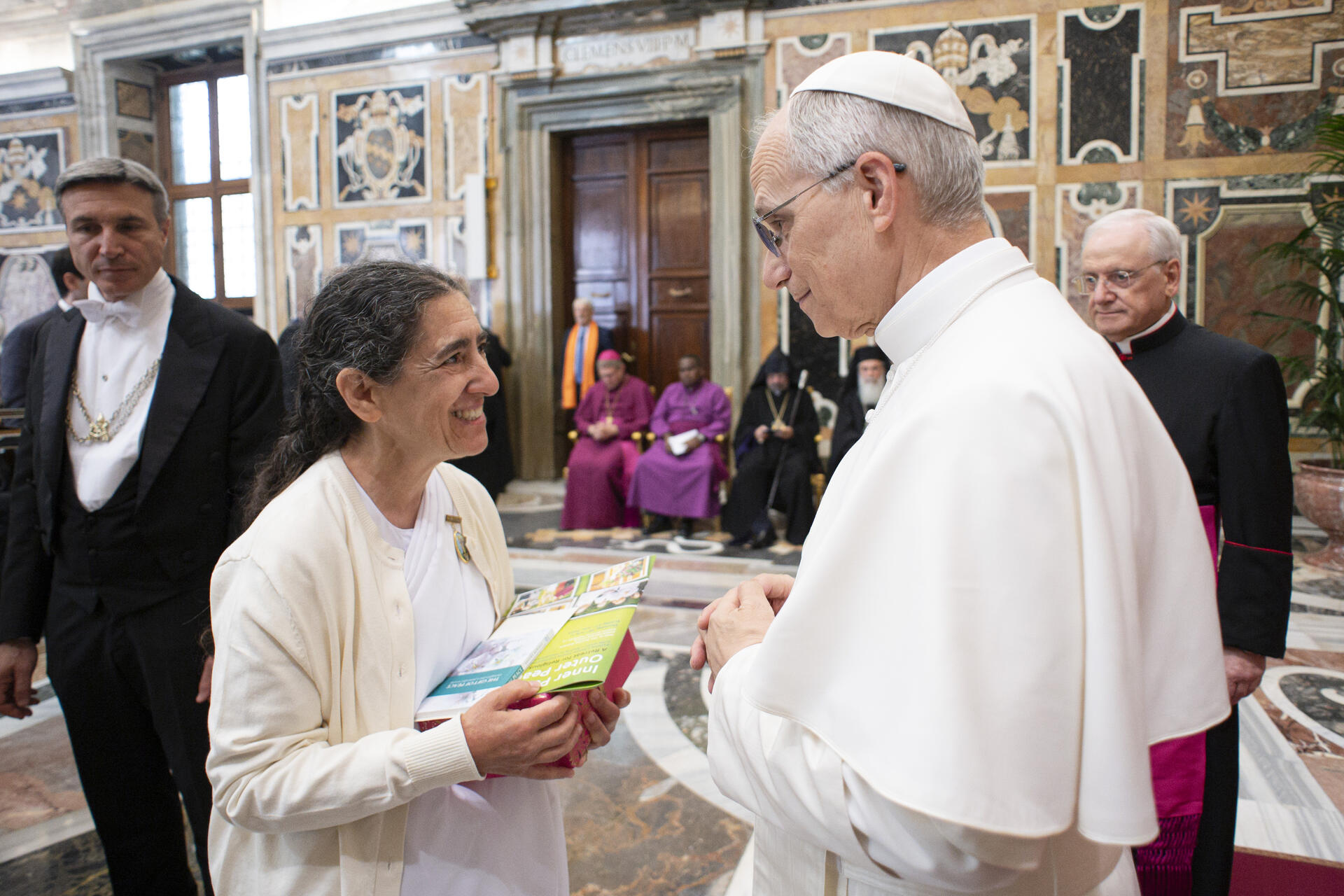 Sr Maureen meeting the pope